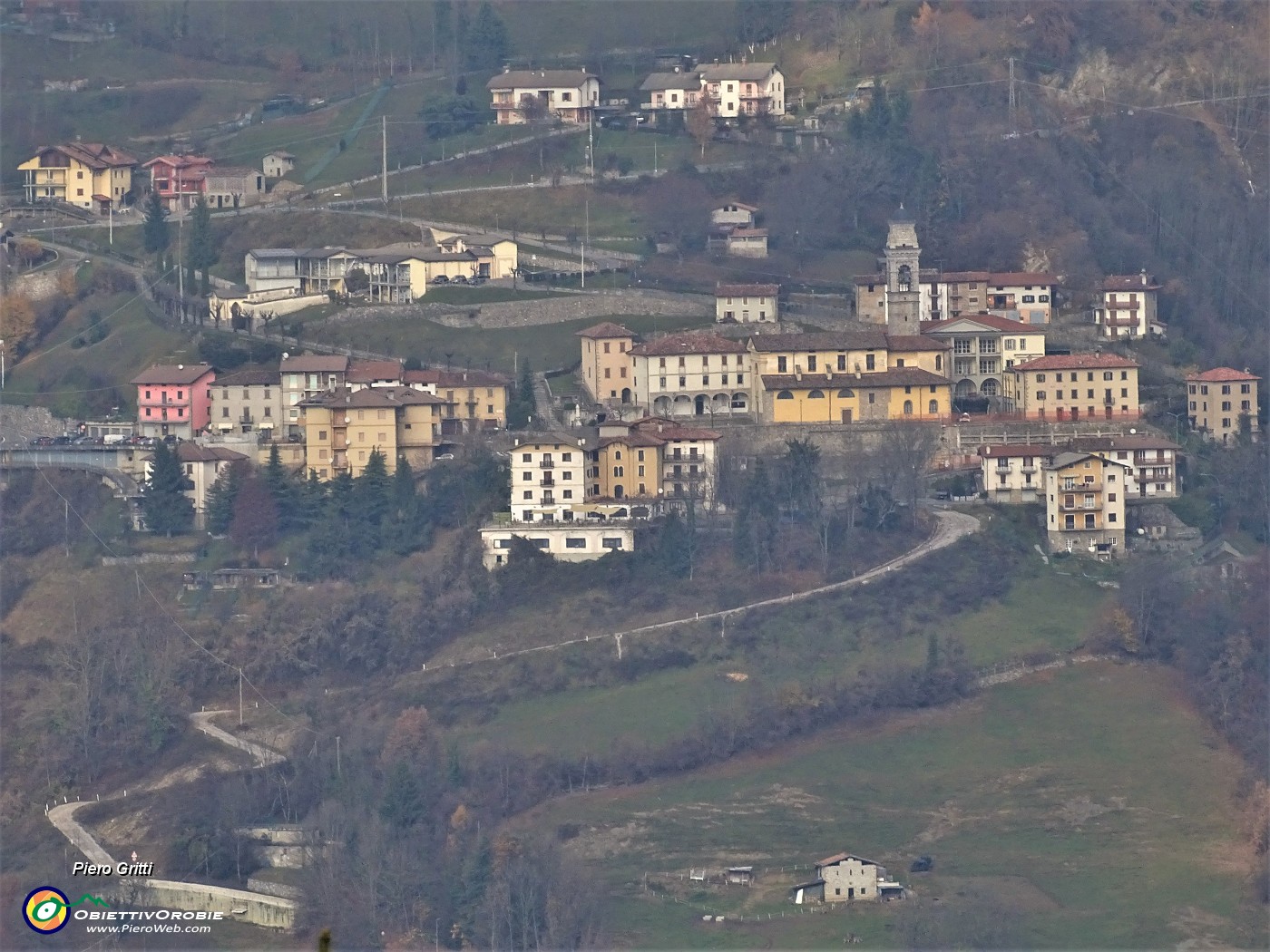 24 Dalla Forcella di Spettino zoom sul centro di Dossena.JPG